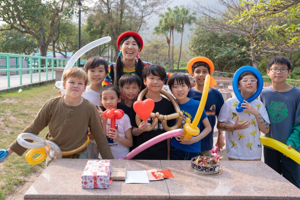 貝澳沙灘生日會 小丑玲玲大合照 貝澳沙灘生日會 小丑玲玲大合照
